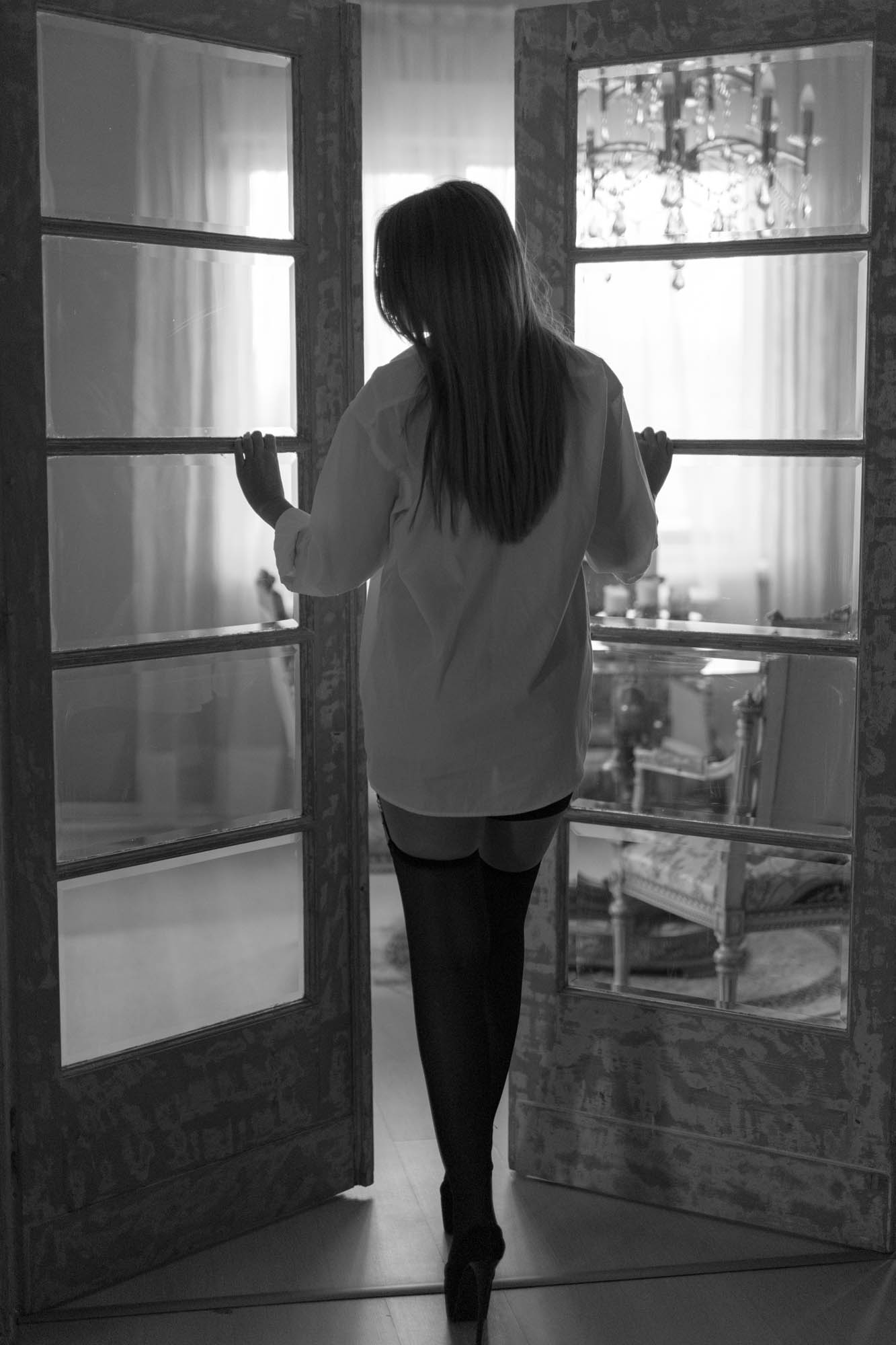 Sesiune de fotografie boudoir într-un decor minimalist